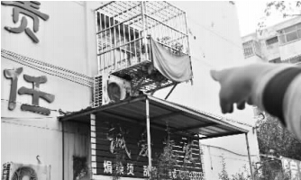 发生矛盾的一二楼邻居，喇叭就安装在二楼窗口。