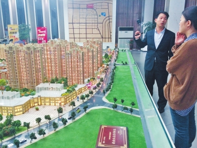 10月20日，郑州西开发区一处楼盘的促销员正在介绍楼盘情况。
