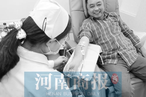 昨天，有市民看了商报报道后，前往献血点献血 记者 张郁/摄