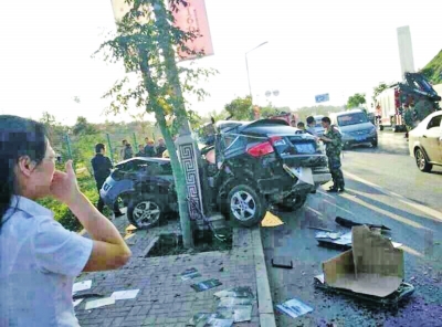 洛阳4S店员开试驾车带消费者上街惨撞灯杆 致1死2伤