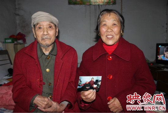 两位老人的心愿就是能有一张金婚照。