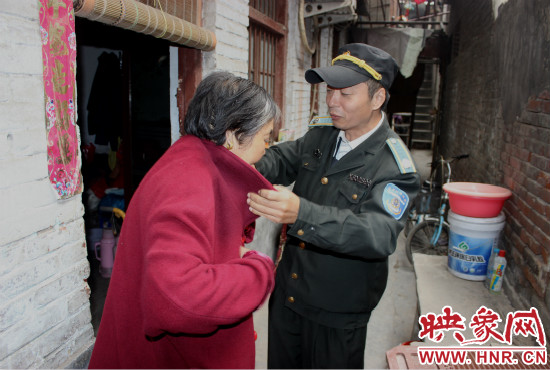 一马路社区的巡防队员们经常前来帮助老人。