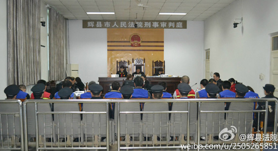 今天上午9：00，郑州“皇家一号”系列案被告人贾某某等十一人涉嫌协助组织卖淫罪一案在辉县市人民法院2