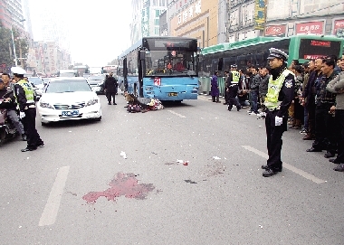 坐摩的撞上公交，乘客受伤生命垂危。
