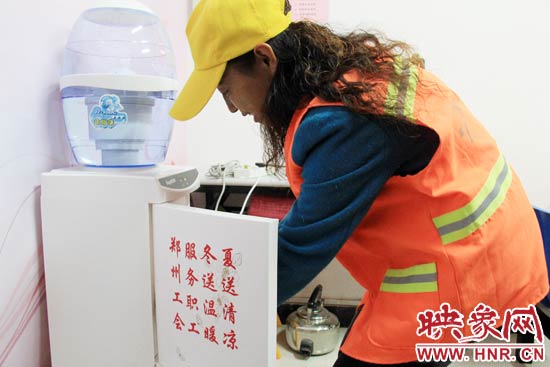每个“工会职工服务点”都配备有饮水机。