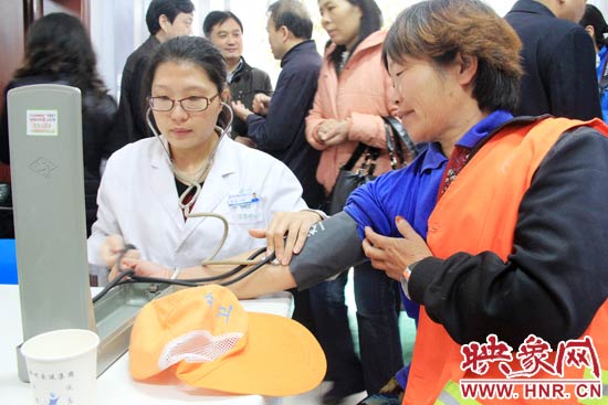 一名环卫工人在测量血压。
