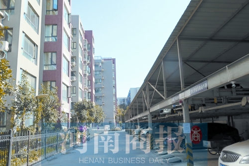 郑州建设西路与工农路交叉口西北角附近一小区内，立体车库已投入使用