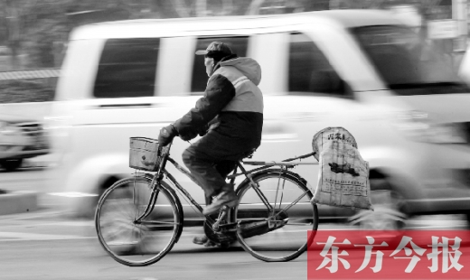 昨日，郑州市中州大道上，穿梭于车流中上岗的环卫工