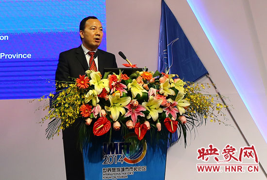 河南省旅游局局长寇武江在会上推介旅游招商项目。