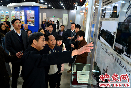 参观校史馆 参观校史馆