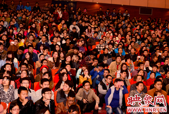 河南农业大学大礼堂内场面绝对火爆,连过道里都是人。 河南农业大学大礼堂内场面绝对火爆,连过道里都是人。