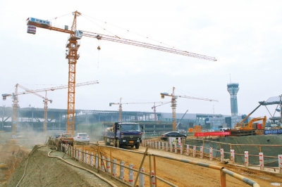 郑州机场二期T2航站楼工地现场，工人们正在加紧施工。