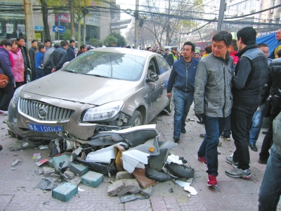 郑州电动车剐蹭轿车逃逸 轿车"暴走"逆行追击将其撞废