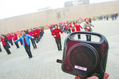 戴上耳机，打开音乐发射器，大妈们一样能跳广场舞。