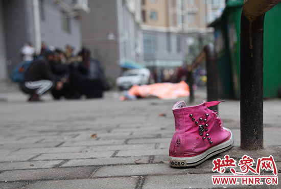 郑州12岁女孩坠楼身亡 死因成谜。