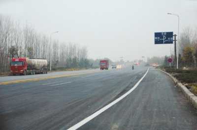 改建后的道路平坦宽阔