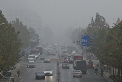 被雾、霾同时笼罩的市区道路