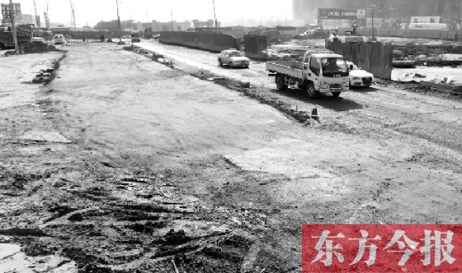 昨日，今报连续报道的郑州南四环柴郭转盘附近的大坑已基本填平