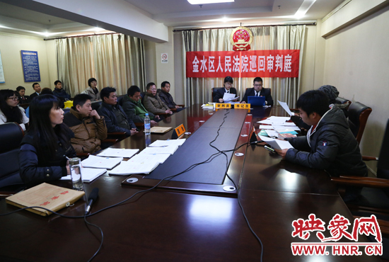 12月2日上午9点，郑州市金水区法院将法庭搬到了经八路办事处，并案审理了这6起劳务纠纷案件。