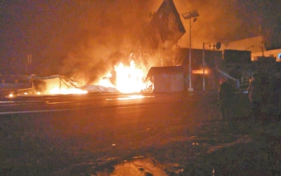 油罐车侧翻着火现场,附近村民所拍摄视频的截图。