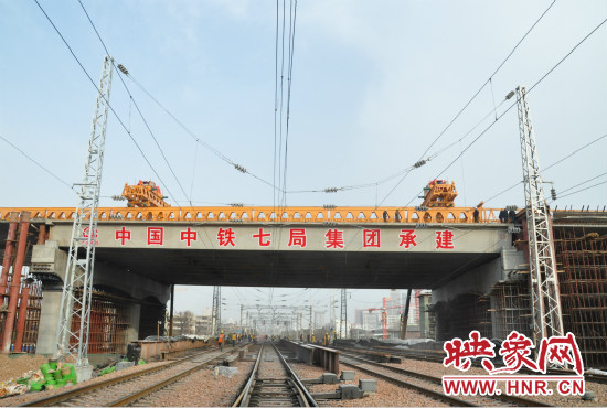 12月10日，陇海快速路跨京广、陇海铁路货运线架梁完成合龙。