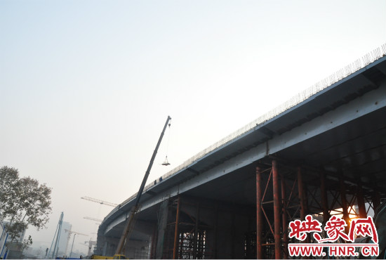 跨京广、陇海铁路货运线钢箱梁合龙。