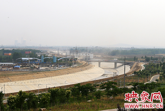 6月12日，记者站在五岳公园俯瞰南水北调干渠