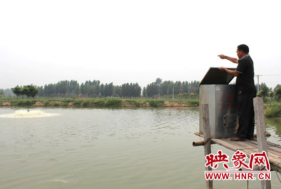 吕德伟在抛洒鱼饵 吕德伟在抛洒鱼饵