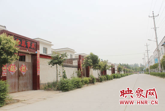 走进金源社区,街道干净平整,小洋楼一排挨着一排。 走进金源社区,街道干净平整,小洋楼一排挨着一排。