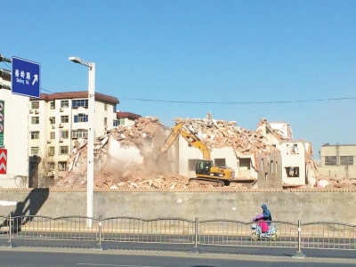 航海路秦岭路口的闫垌村拆迁现场，看不到防尘措施。