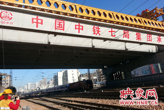 12月22日上午11点，陇海快速路主线桥全线贯通