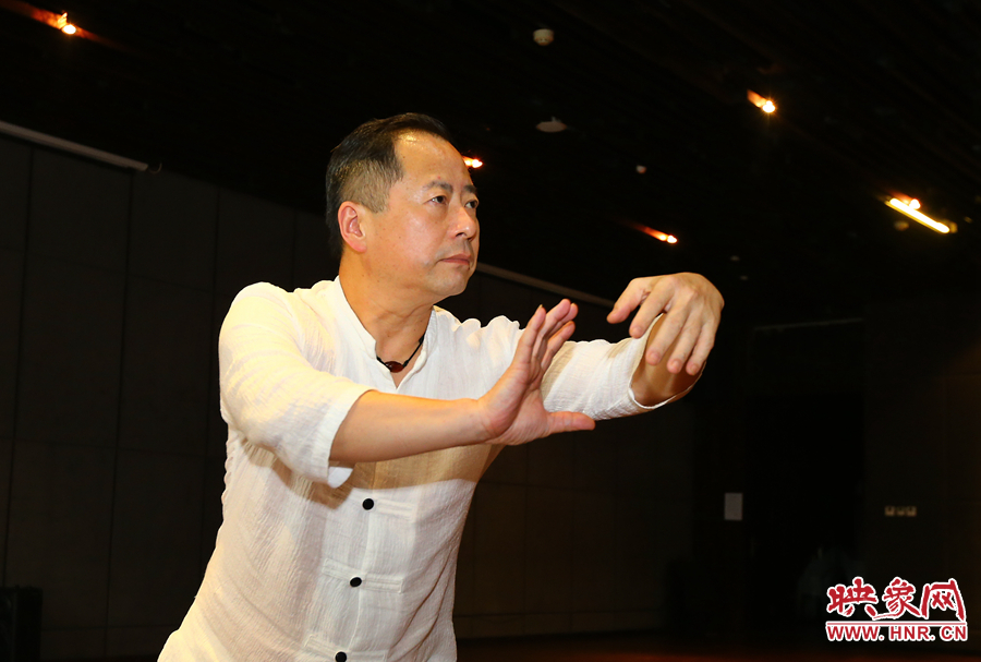 目光如炬,柔中带刚 目光如炬,柔中带刚