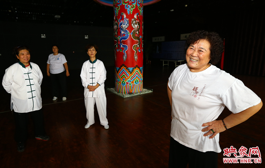 今年70岁的杨淑琴阿姨向记者讲述练习太乙拳的经过 今年70岁的杨淑琴阿姨向记者讲述练习太乙拳的经过
