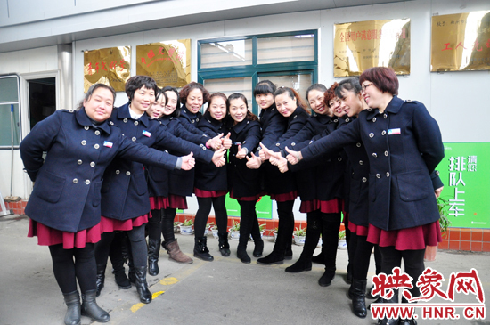 1月6日， 郑州公交四公司一车队104路公交线路的女车长们换上了新冬装，让人耳目一新。