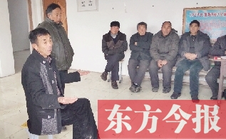 自己住着小平房 却花百万修公路