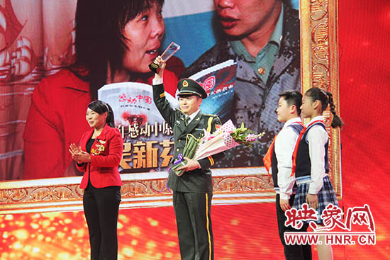 中国人民解放军71352部队19分队管理员王留杰上台接受颁奖。