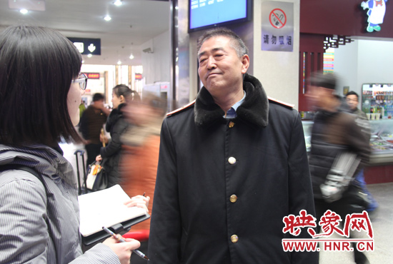 对李建民来说，在路上过节再正常不过。
