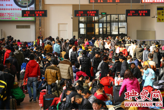 农历腊月二十七,郑州火车站、高铁东站均迎来节前春运小高峰。