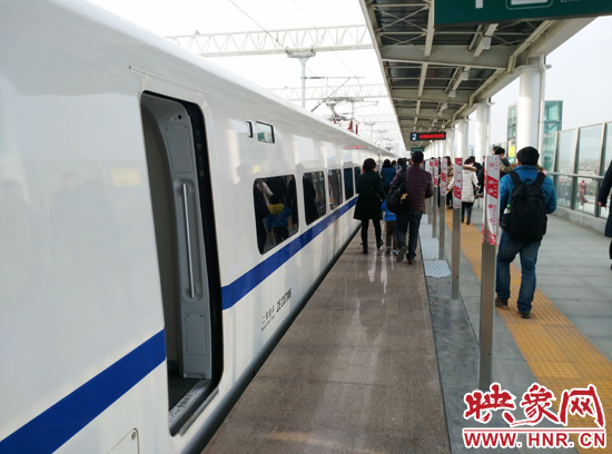 郑开城铁列车晚点致旅客滞留 疑因线路上挂落异物