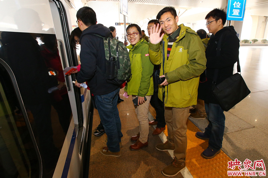 大象融媒记者乘坐G90动车奔赴北京两会