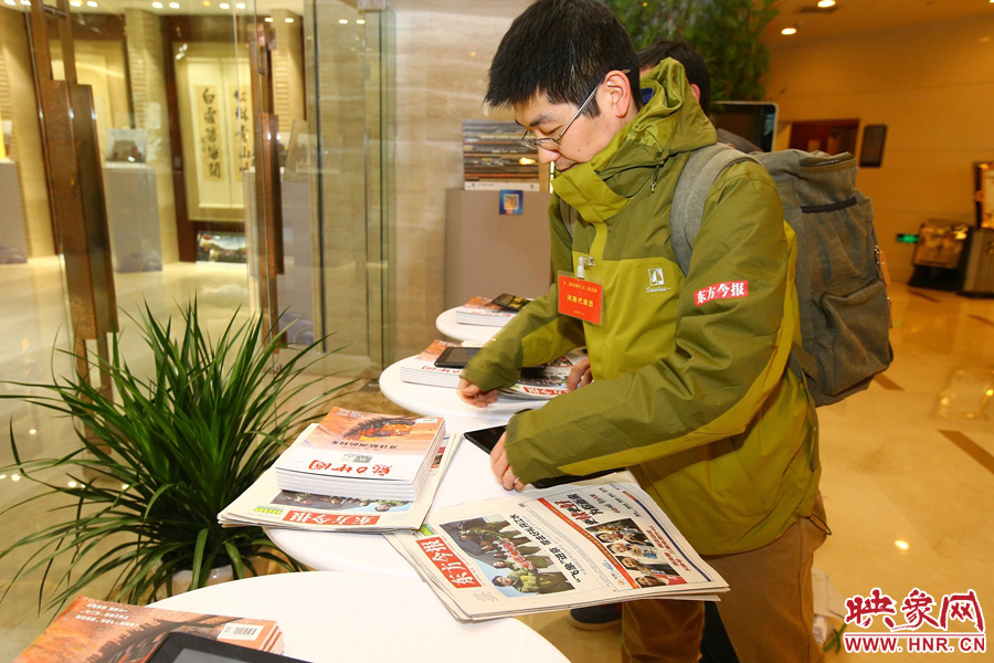 大象融媒记者刘长征正在布置多媒体体验区