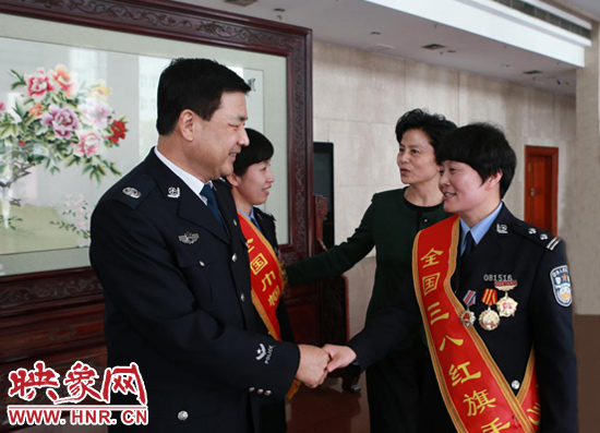 河南省副省长、省公安厅厅长王小洪在省公安厅亲切会见了刚刚赴京接受表彰载誉而归的“全国三八红旗手”