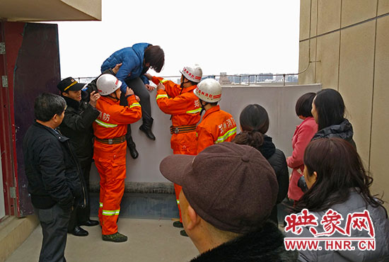 消防队员和巡防队员、民警将最后一名女子从楼顶救下。