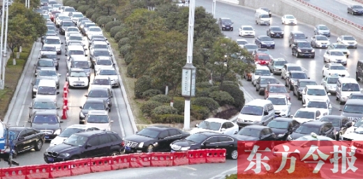 昨日，郑州市福元路，车辆在仅剩的一条5米宽车道上堵得“不亦乐乎”