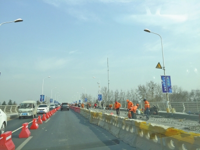 黄河公路大桥半幅封闭施工致拥堵 变巨型“停车场”