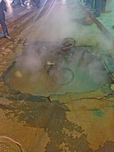 郑州街头热力管道突然爆管 两名老人跌入热水坑