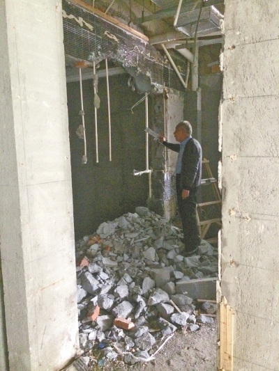 按照施工图，居民楼的墙体被砸掉后，将安装锅炉。