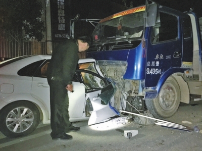 郑州一司机酒驾逆行酿车祸 车体三分之一钻入卡车下