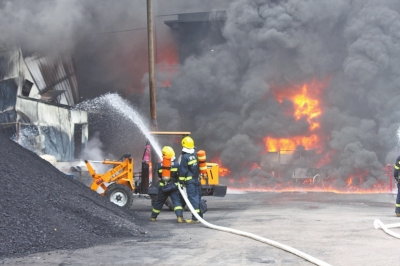安阳一针织厂发生火灾 油罐着火厂区浓烟蔽日 安阳一针织厂发生火灾 油罐着火厂区浓烟蔽日