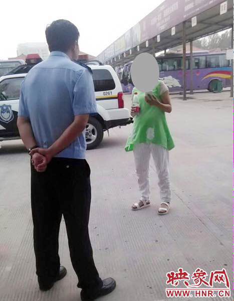 民警把这名女子送到了兰考汽车站，给她买了回老家濮阳的车票